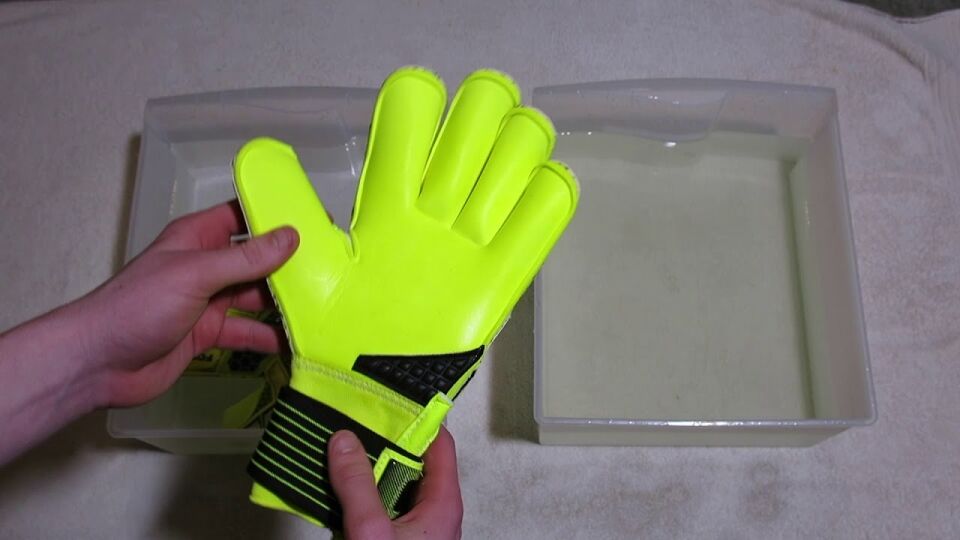 How To Clean Goalkeeper Gloves