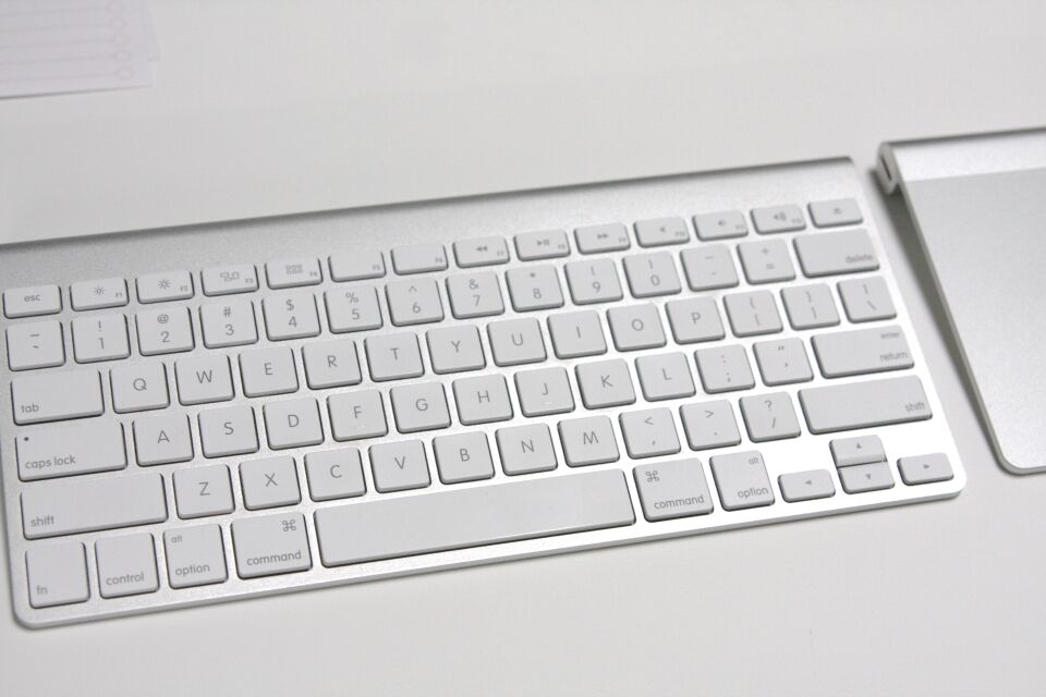 Simple Clean White Mac Keyboard How To Clean A Macbook Keyboard Without Turning It On